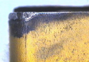 Износ задней стороны токарной пластины 